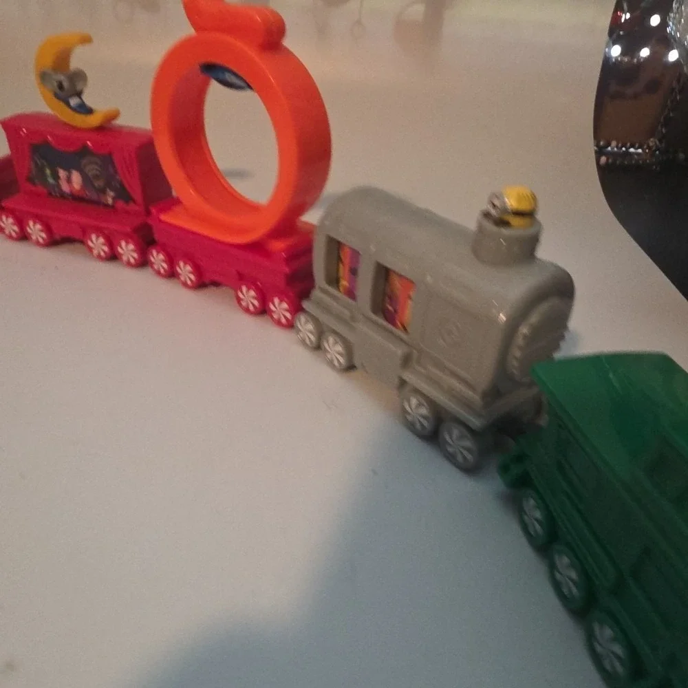 McDonalds 2017 Happy Meal Holiday Express Train‎ Lot of 7 Engine Caboose Cars